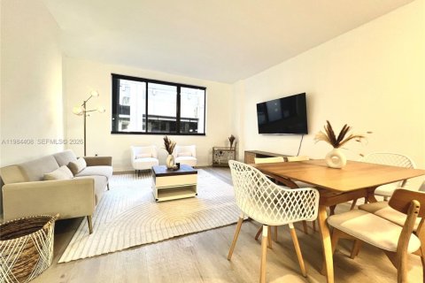 Condo in Miami, Florida, 1 bedroom  № 2271437 - photo 2