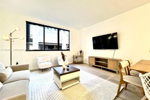 Condo in Miami, Florida, 1 bedroom  № 2271437 - photo 8