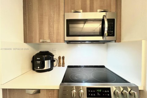 Condo in Miami, Florida, 1 bedroom  № 2271437 - photo 10