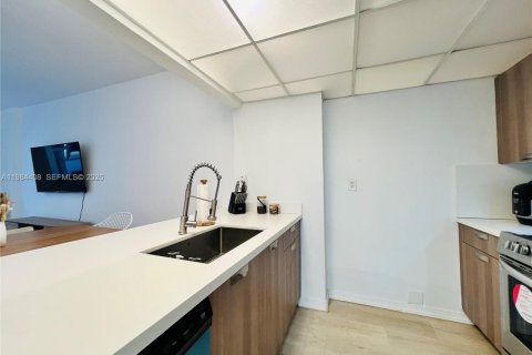 Condo in Miami, Florida, 1 bedroom  № 2271437 - photo 11