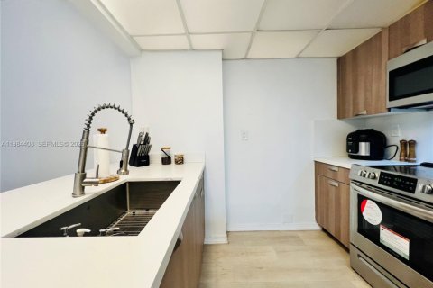 Condo in Miami, Florida, 1 bedroom  № 2271437 - photo 14