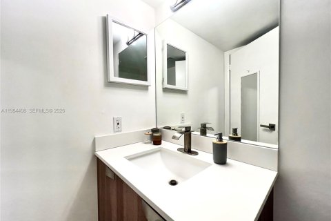 Condo in Miami, Florida, 1 bedroom  № 2271437 - photo 24