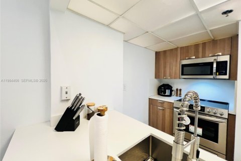 Condo in Miami, Florida, 1 bedroom  № 2271437 - photo 16
