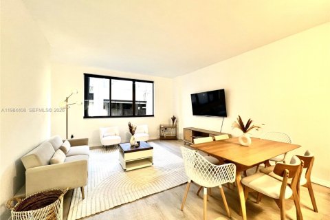 Condo in Miami, Florida, 1 bedroom  № 2271437 - photo 3