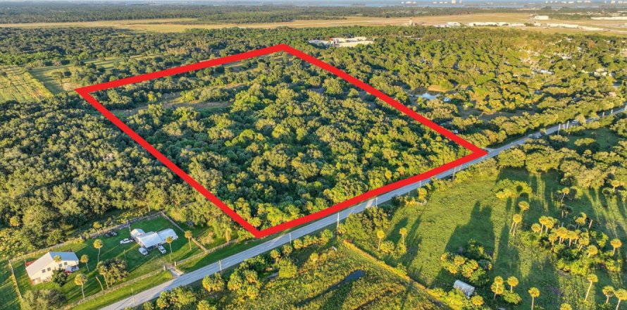 Commercial property in St. Lucie, Florida № 2083695