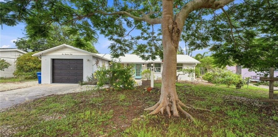 House in Englewood, Florida 2 bedrooms, 111.39 sq.m. № 2334038