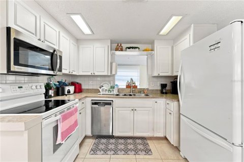 House in Englewood, Florida 2 bedrooms, 111.39 sq.m. № 2334038 - photo 12