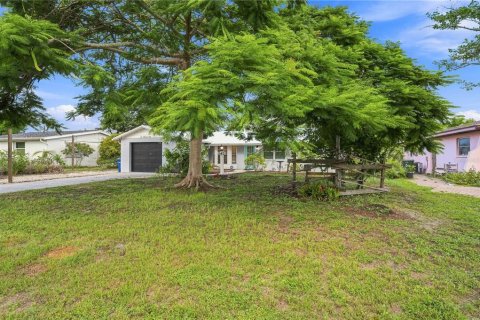 House in Englewood, Florida 2 bedrooms, 111.39 sq.m. № 2334038 - photo 2