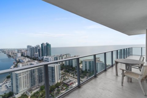 Condominio en alquiler en Hollywood, Florida, 2 dormitorios, 99.87 m2 № 2053122 - foto 4