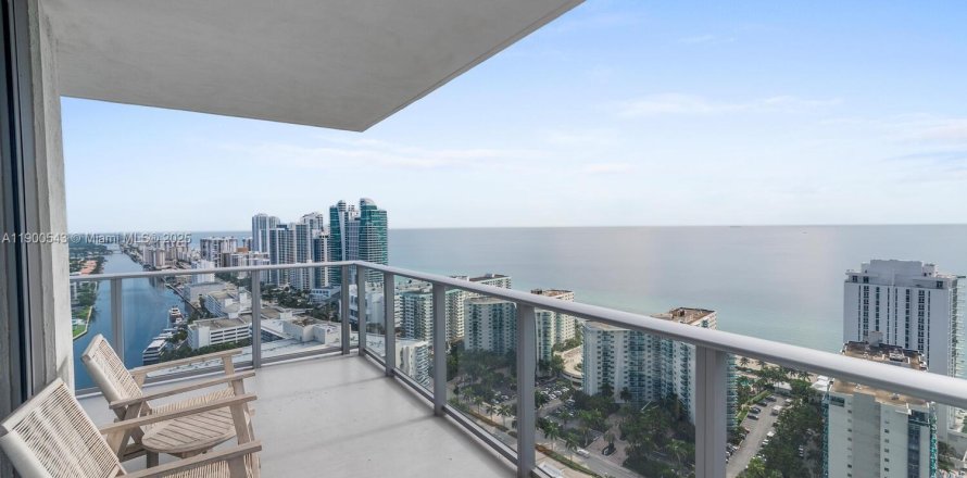 Condominio en Hollywood, Florida, 2 dormitorios  № 2053122