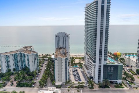 Condominio en alquiler en Hollywood, Florida, 2 dormitorios, 99.87 m2 № 2053122 - foto 3