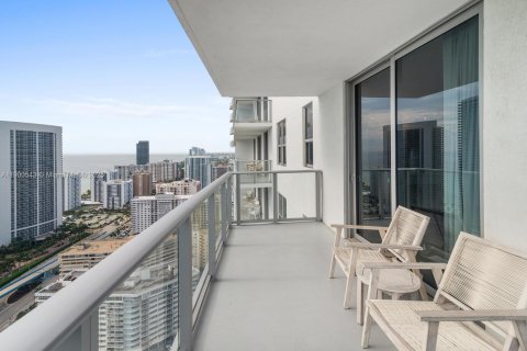 Condominio en alquiler en Hollywood, Florida, 2 dormitorios, 99.87 m2 № 2053122 - foto 2