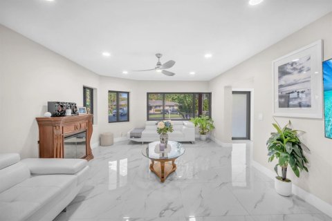 Villa ou maison à vendre à Miami, Floride: 3 chambres, 240.52 m2 № 2146831 - photo 9