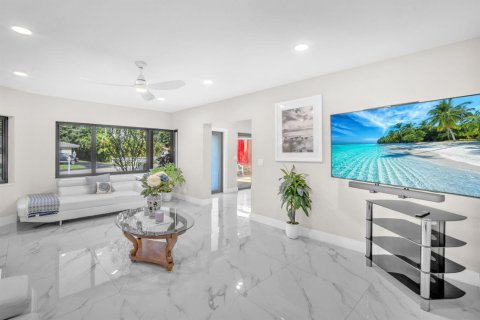 Villa ou maison à vendre à Miami, Floride: 3 chambres, 240.52 m2 № 2146831 - photo 10