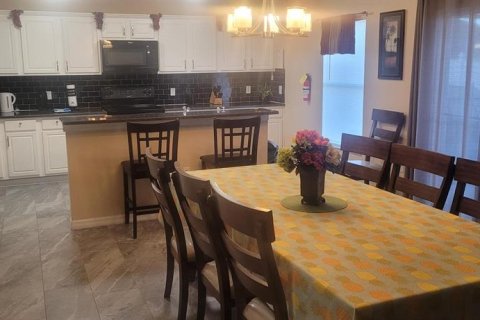 House in Davenport, Florida 6 bedrooms, 301.47 sq.m. № 1407978 - photo 5