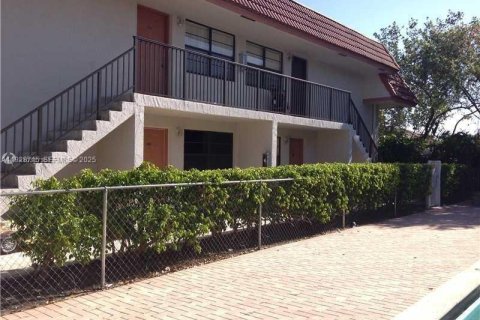 Copropriété à louer à Coral Springs, Floride: 2 chambres, 76.18 m2 № 1987195 - photo 1