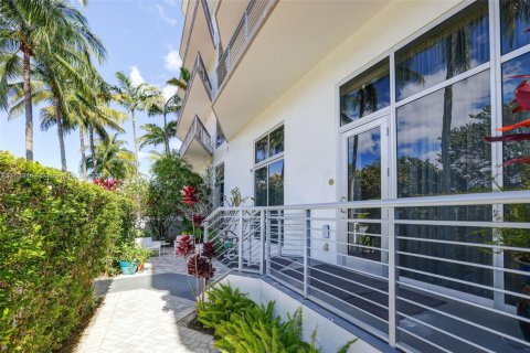 Condominio en venta en Miami Beach, Florida, 2 dormitorios, 191.1 m2 № 1859785 - foto 2
