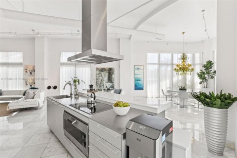 Condominio en venta en Miami Beach, Florida, 2 dormitorios, 191.1 m2 № 1859785 - foto 14