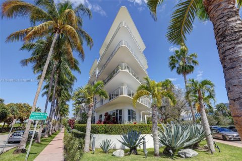 Condominio en venta en Miami Beach, Florida, 2 dormitorios, 191.1 m2 № 1859785 - foto 1