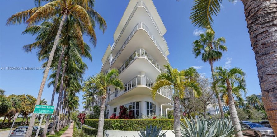 Condominio en Miami Beach, Florida, 2 dormitorios  № 1859785