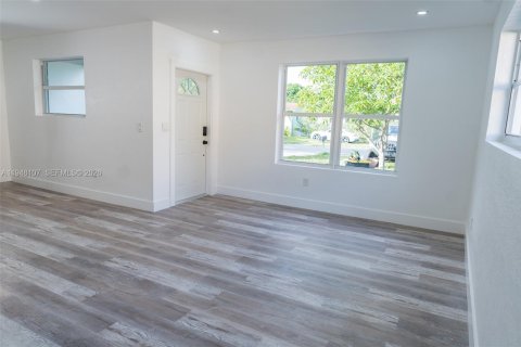 Villa ou maison à vendre à Miami, Floride: 4 chambres № 2004632 - photo 4