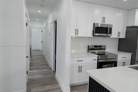 Villa ou maison à vendre à Miami, Floride: 4 chambres № 2004632 - photo 13