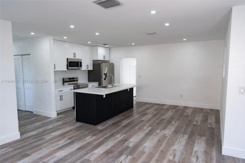 Villa ou maison à vendre à Miami, Floride: 4 chambres № 2004632 - photo 5