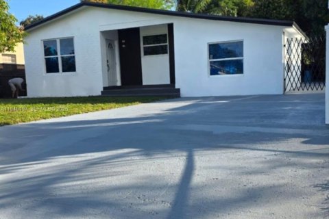 Villa ou maison à Miami, Floride 4 chambres № 2004632