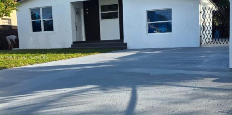 Villa ou maison à Miami, Floride 4 chambres № 2004632