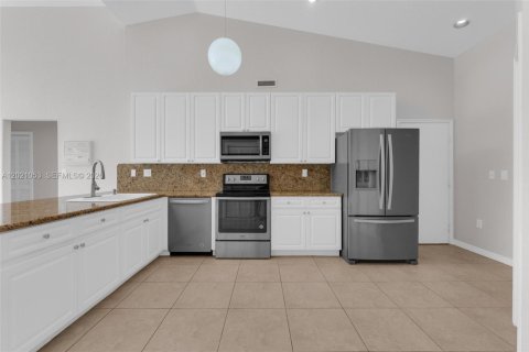 Villa ou maison à louer à Doral, Floride: 3 chambres, 176.98 m2 № 2086214 - photo 4