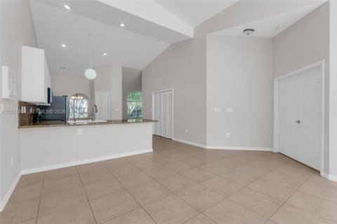 Villa ou maison à louer à Doral, Floride: 3 chambres, 176.98 m2 № 2086214 - photo 7