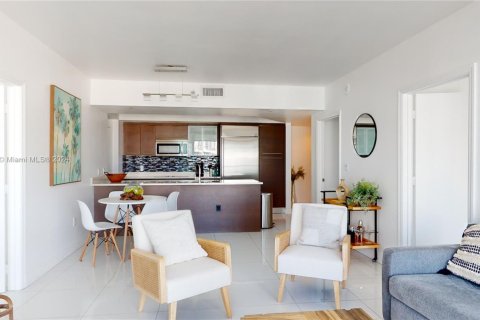Condo in Miami, Florida, 2 bedrooms  № 1981932 - photo 9