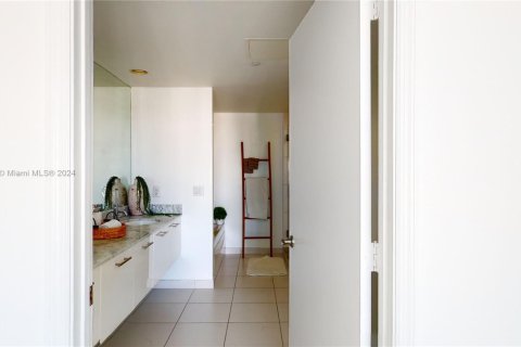 Condo in Miami, Florida, 2 bedrooms  № 1981932 - photo 15