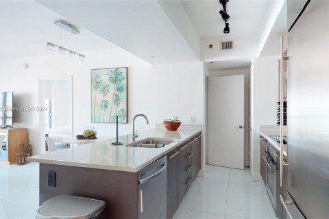 Condo in Miami, Florida, 2 bedrooms  № 1981932 - photo 11