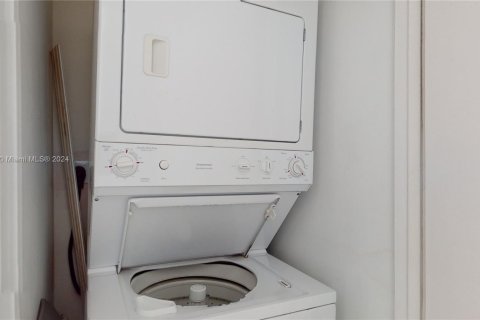 Condo in Miami, Florida, 2 bedrooms  № 1981932 - photo 26