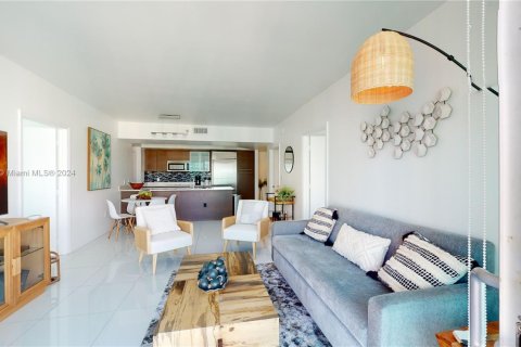 Condo in Miami, Florida, 2 bedrooms  № 1981932 - photo 6
