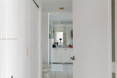 Condo in Miami, Florida, 2 bedrooms  № 1981932 - photo 21