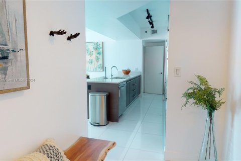Condo in Miami, Florida, 2 bedrooms  № 1981932 - photo 12