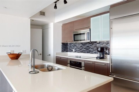 Condo in Miami, Florida, 2 bedrooms  № 1981932 - photo 7