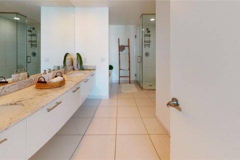 Condo in Miami, Florida, 2 bedrooms  № 1981932 - photo 16