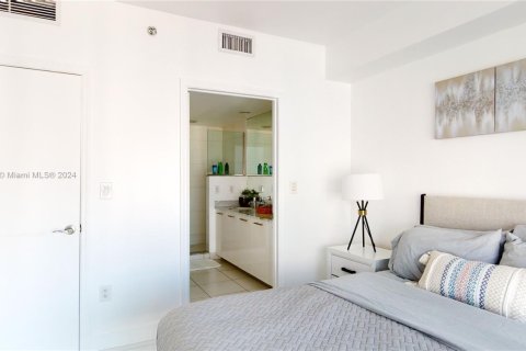 Condo in Miami, Florida, 2 bedrooms  № 1981932 - photo 22