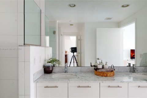 Condo in Miami, Florida, 2 bedrooms  № 1981932 - photo 20