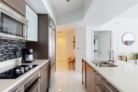 Condo in Miami, Florida, 2 bedrooms  № 1981932 - photo 10