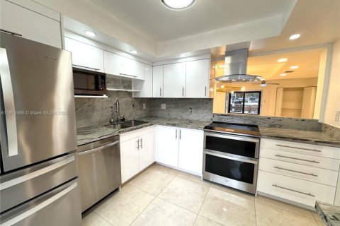 Condo in North Miami Beach, Florida, 3 bedrooms  № 1898308 - photo 7