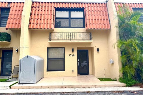 Copropriété à louer à North Miami Beach, Floride: 3 chambres, 138.05 m2 № 1898308 - photo 2