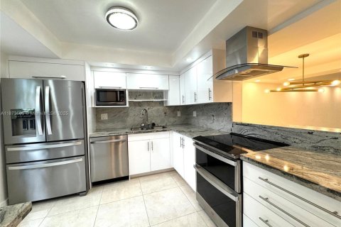 Condo in North Miami Beach, Florida, 3 bedrooms  № 1898308 - photo 6