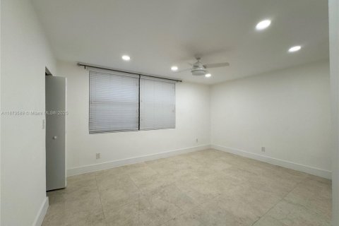 Condo in North Miami Beach, Florida, 3 bedrooms  № 1898308 - photo 22