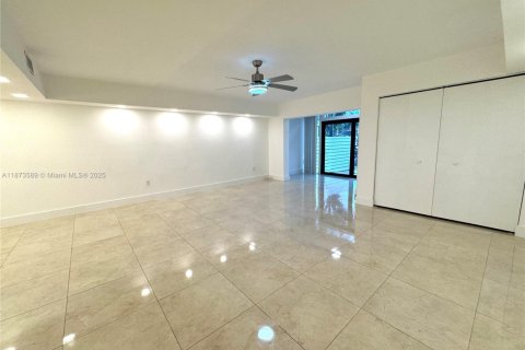 Condo in North Miami Beach, Florida, 3 bedrooms  № 1898308 - photo 11
