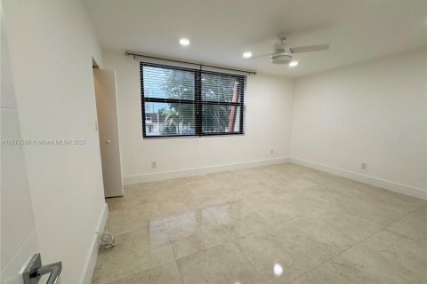 Condo in North Miami Beach, Florida, 3 bedrooms  № 1898308 - photo 21