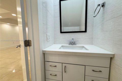 Condo in North Miami Beach, Florida, 3 bedrooms  № 1898308 - photo 13
